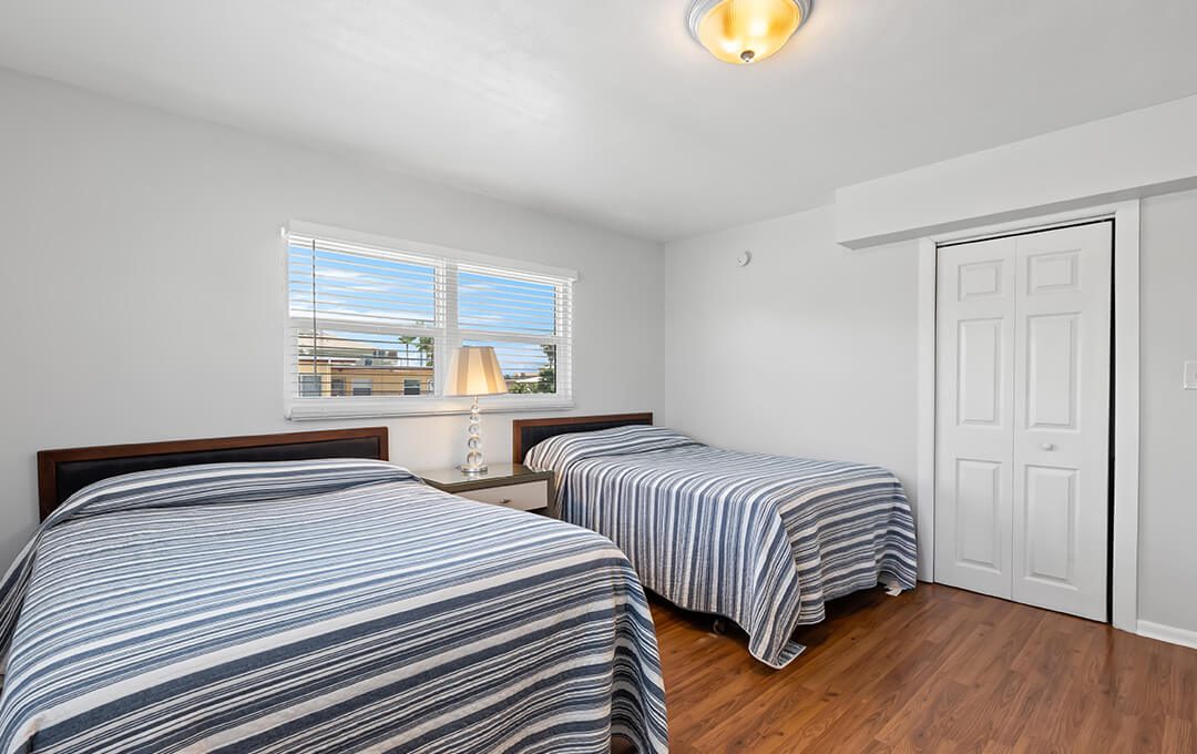 A fullshot of Efficiency Apartment Suite Bedroom.