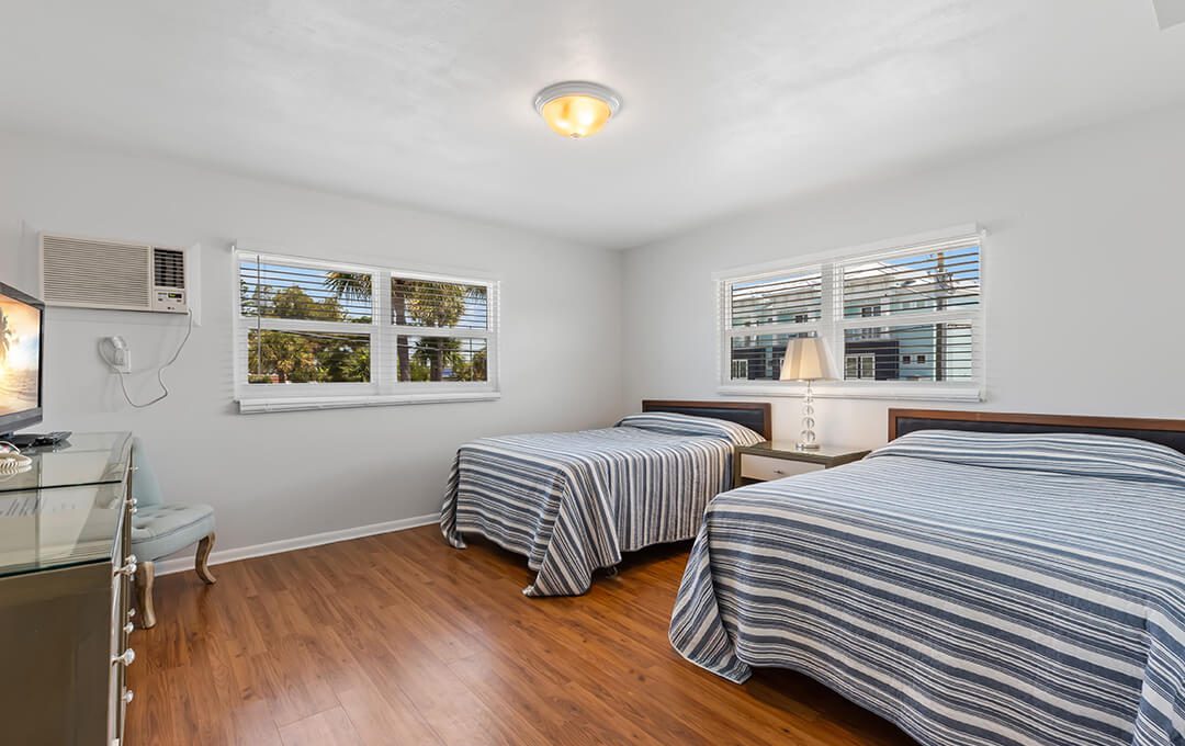 Cheri Lyn Motel - Efficiency Apartment Bedroom